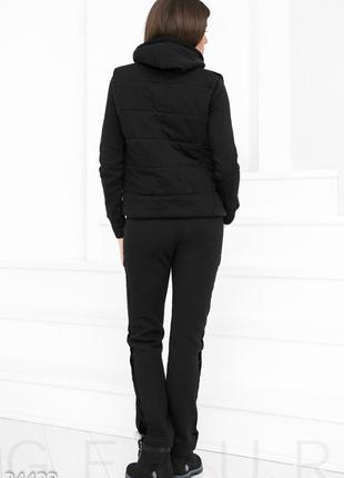 Продам черный теплый комбинированный жилет с карманами по бокам.3 фото