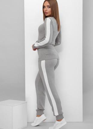 Серый спортивный вязаный костюм женский брюки на манжетах джогеры на резинке свитер джемпер с лампасами на рукавах полоска2 фото