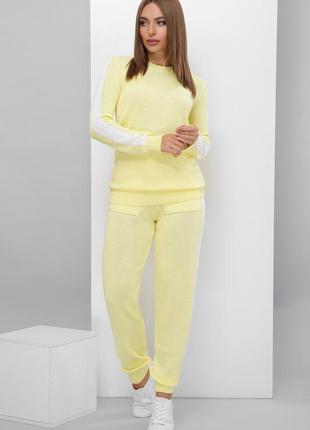 Желтый вязанный костюм свитер с полоской на рукавах брюки джогеры вязаный трикотаж манжеты карманы лампасы теплый женский вязка лимонный1 фото