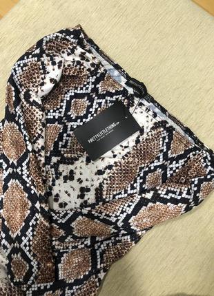 Боди в змеиный принт prettylittlething