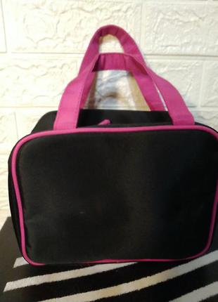 Вместительная косметичка от эйвон