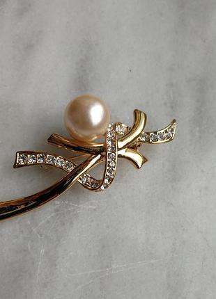 Брошь золотистого цвета ленты бусинка кремовая