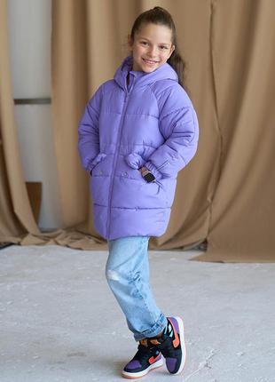 Детская удлиненная зимняя куртка в фиолетовом цвете для девочки