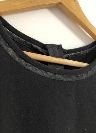 Коротка чорна блуза футболка укорочена ошатна з прозорими вставками3 фото
