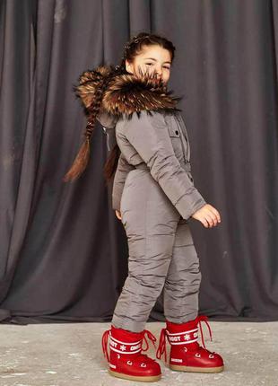 Детский зимний комбинезон с натуральной опушкой в сером цвете для девочки4 фото