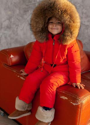 Дитячий зимовий комбінезон червоного кольору і опушкою з натурального хутра коричневого кольору3 фото