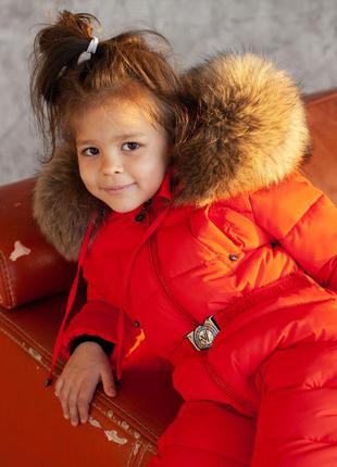 Дитячий зимовий комбінезон червоного кольору і опушкою з натурального хутра коричневого кольору4 фото