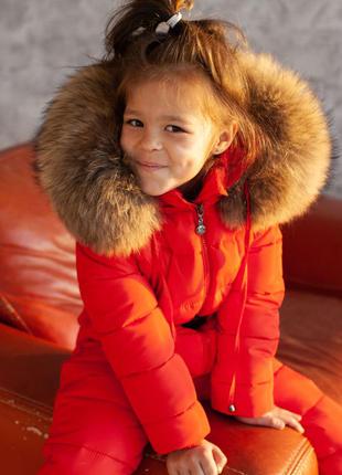 Дитячий зимовий комбінезон червоного кольору і опушкою з натурального хутра коричневого кольору2 фото