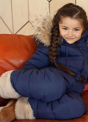 Детский однотонный зимний комбинезон  с опушкой из натурального меха