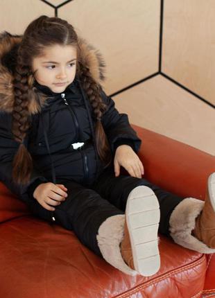 Детский однотонный зимний комбинезон черного цвета и опушкой из натурального меха