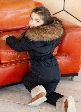 Детский однотонный зимний комбинезон черного цвета и опушкой из натурального меха2 фото