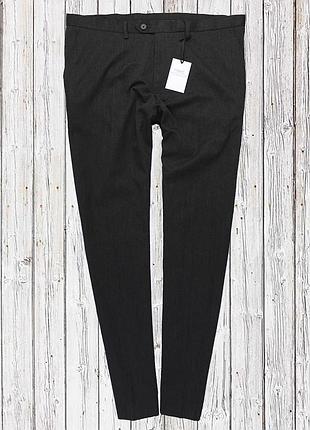 Тёмно-серые брюки, зауженные