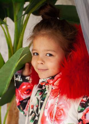 Детский зимний комбинезон с принтом «розы» и опушкой из натурального меха красного цвета3 фото
