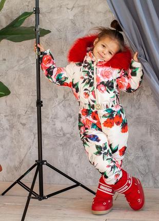 Дитячий зимовий комбінезон з принтом «троянди» і опушкою з натурального хутра червоного кольору