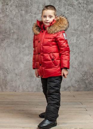 Детский зимний костюм с натуральной опушкой в красном цвете для мальчика2 фото
