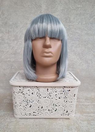 Парик каре платина с чубчиком света седой короткий парик серый карнавальный образ аниме4 фото