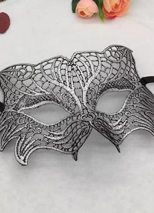 Маска карнавальная женская серебристая - размер 22*11см, тканевая