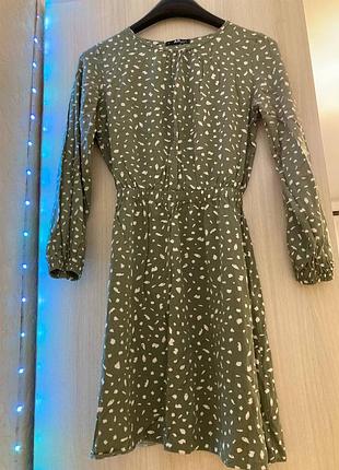 Красива сукня кольору хакі