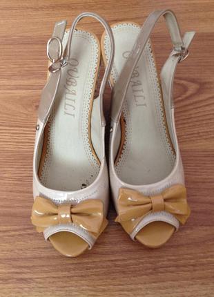 Бежеві лакові босоніжки