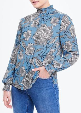 Голубая блузка с принтом цветы