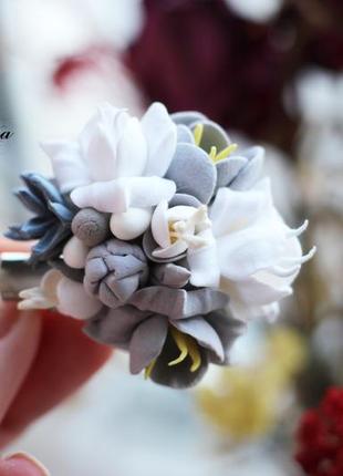 Сіра брошка з квітами з полімерної глини