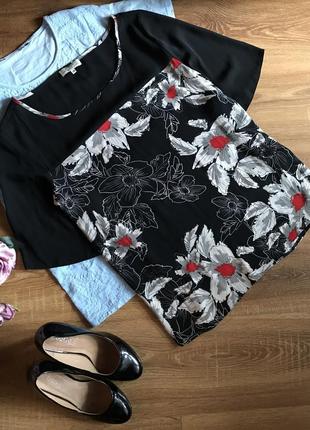 Блуза/футболка чорна в квіти