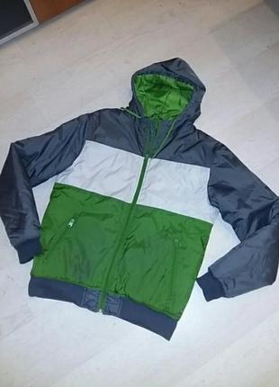 Крута зимова курточка з капюшоном. швейцарія.