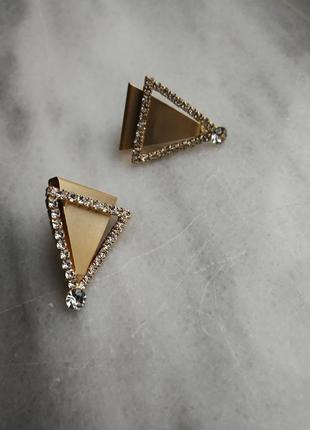 Нарядные треугольники металлические с белыми камнями2 фото