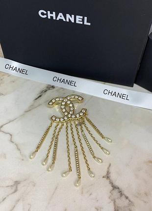 Брендовая брошь с подвесными элементами в цирконии в позолоте