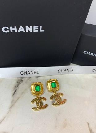 Брендовые серьги в позолоте с зелёной вставкой