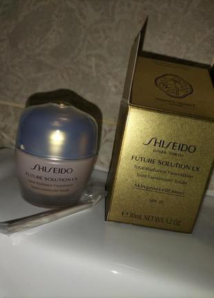Тональний засіб  shiseido з ефектом сяяння шкіри