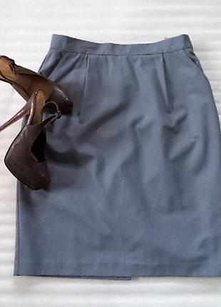 Строгая и изящная деловая юбка с двумя карманами essential