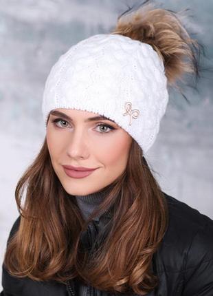 Белая женская шапка анис с помпоном из енота 261021
