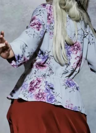 Блуза с имитацией запаха с баской в принт цветы billie blossom dorothy perkins4 фото