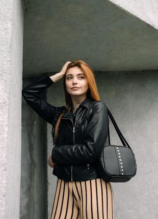 Лаконичная, но вместительная  черная сумочка кроссбоди для стильных девушек