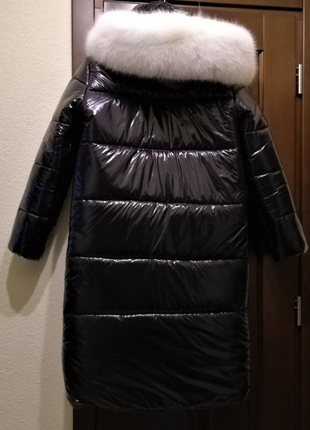 Женский пуховик из ткани moncler размер 46-48 с белым мехом на капюшоне3 фото