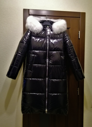 Женский пуховик из ткани moncler размер 46-48 с белым мехом на капюшоне2 фото