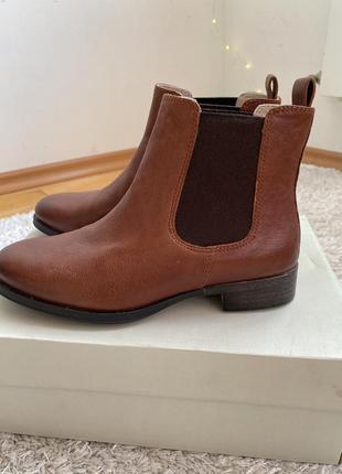 Оригінальний clarks шкіряні челсі, в коробці!