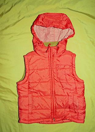 Тепла жилетка на синтепоні з потайним капюшоном matalan. англія. розмір 104