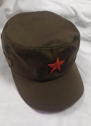 Кепка с вышитой звездой