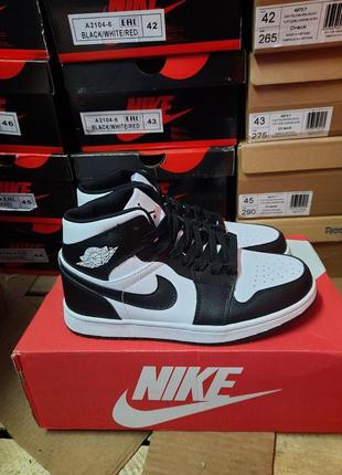 Женские кроссовки nike air jordan 1 retro чёрные с белым1 фото