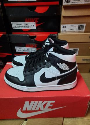 Женские кроссовки nike air jordan 1 retro чёрные с белым4 фото