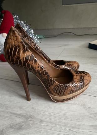 Туфлі на підборах