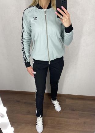 Спортивный костюм adidas originals.