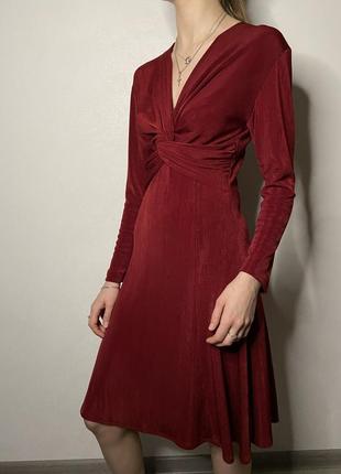 Красивое платье цвета бордо с необычным декольте4 фото