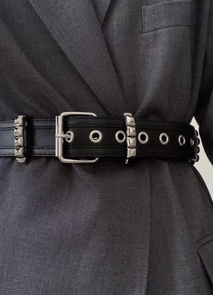 Чёрный кожаный ремень с серебристыми металическими заклёпками