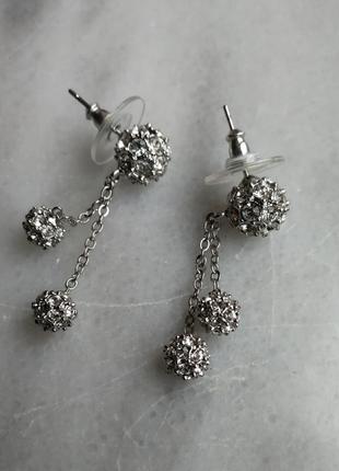 Сережки ошатні висульки кульки на ланцюжку сріблястого кольору