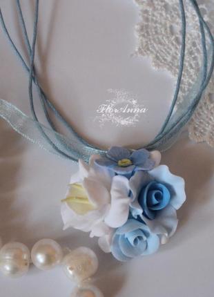 Блакитний кулон ручної роботи з квітами з полімерної глини1 фото