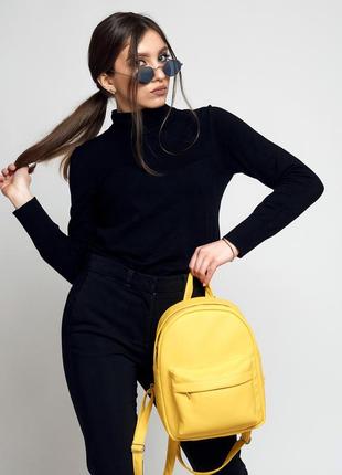 Яркий рюкзак для активных девушек для прогулок, встреч желтого цвета