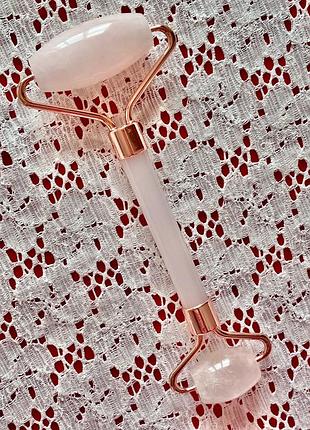 Масажний роллер з рожевого кварцу l'oréal. роликовий масажер